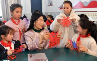 安徽六安：剪纸技艺进山区课堂
