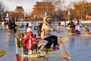 北京：各大冰场开放 市民冬日乐享冰趣