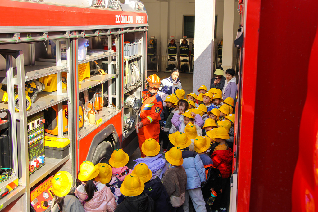 湖南永州：小朋友零距离掌握消防知识