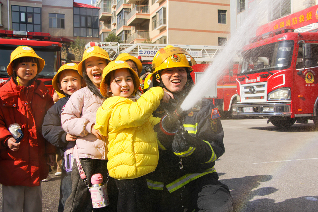 湖南永州：小朋友零距离掌握消防知识