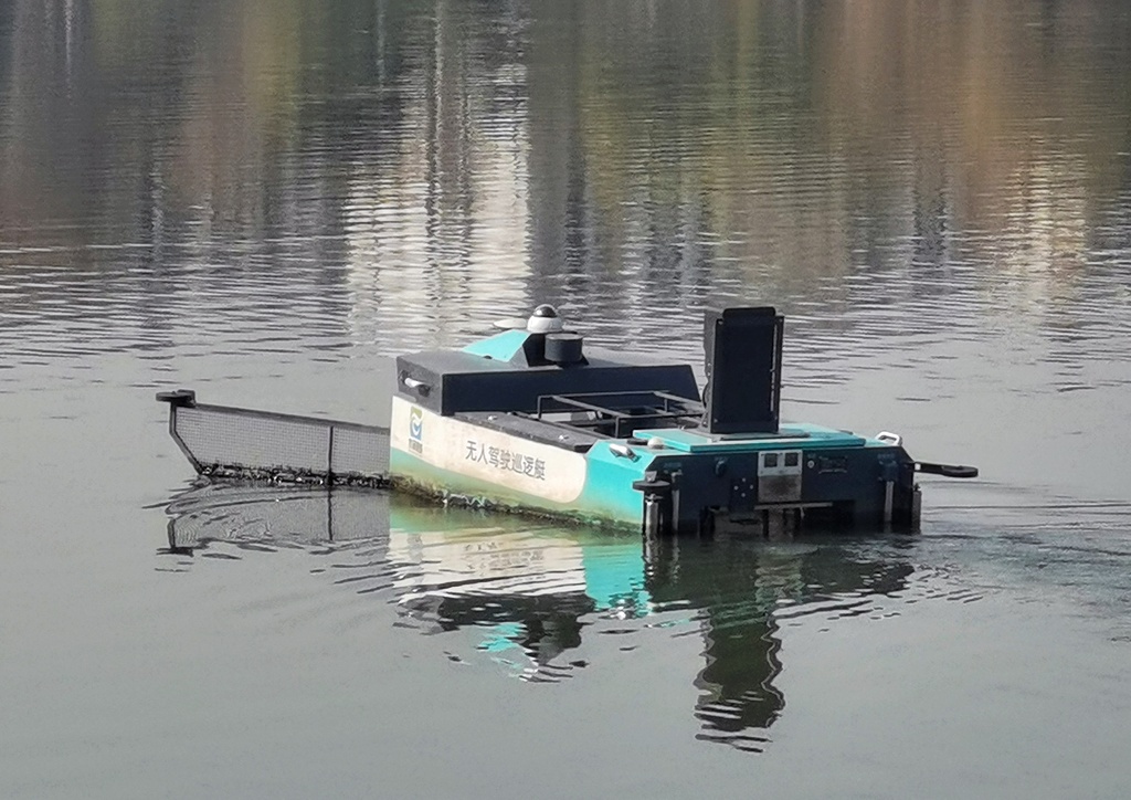 江苏苏州：无人驾驶巡逻艇亮相沙洲湖
