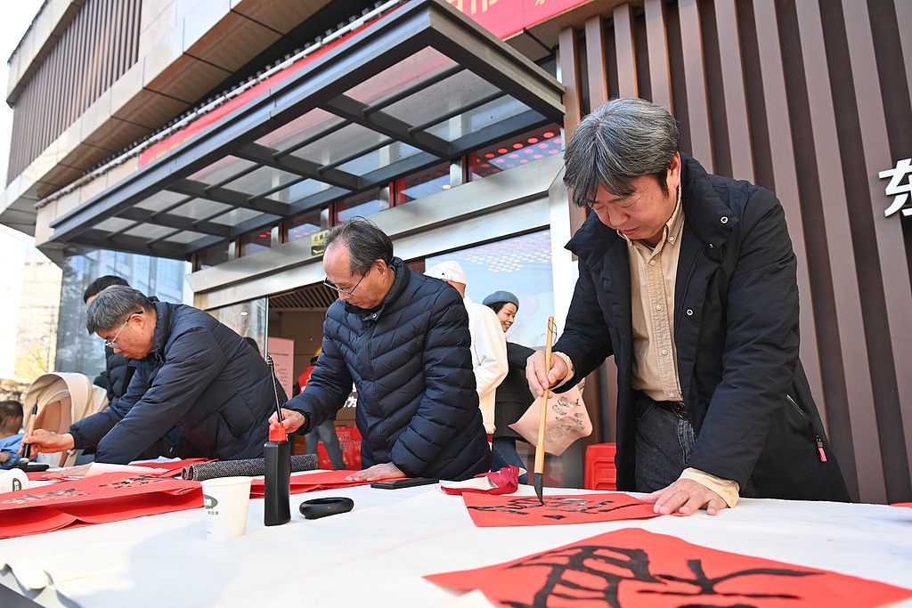 浙江东阳：民众写春联送祝福