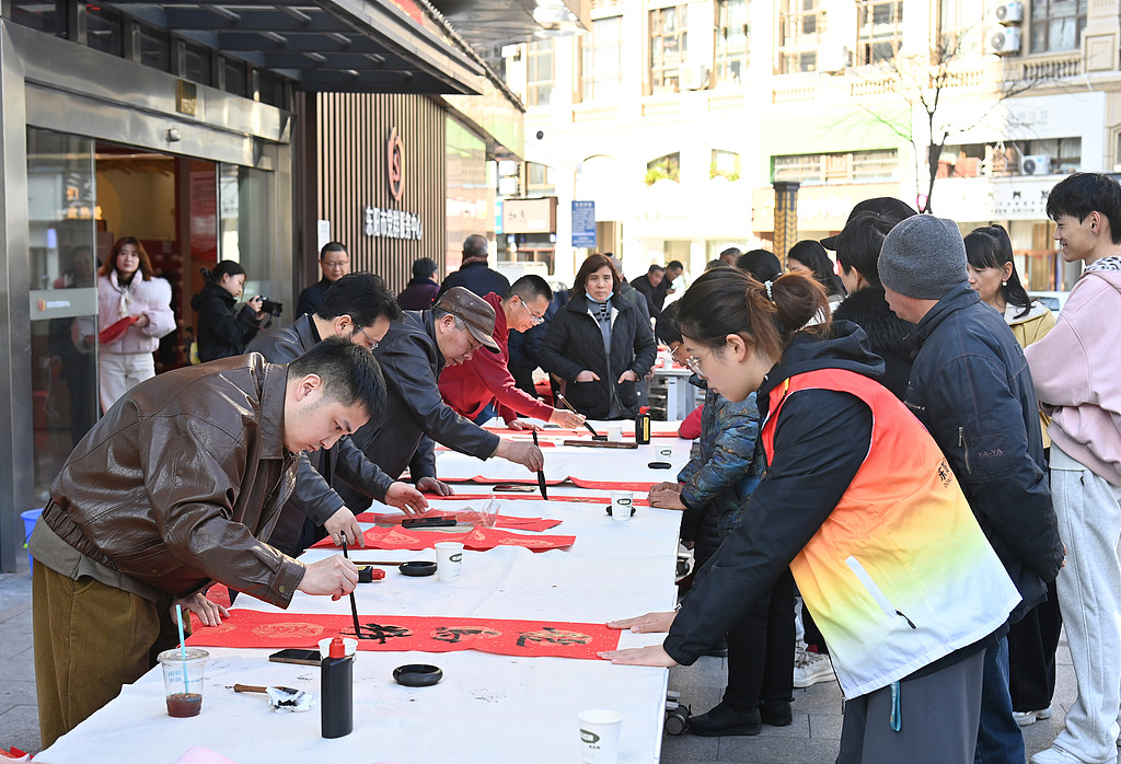 浙江东阳：民众写春联送祝福