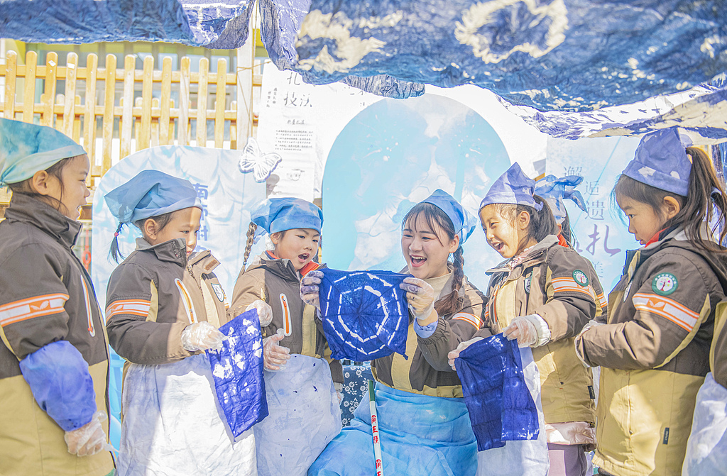 江苏宿迁：小朋友学习扎染 感受非遗魅力