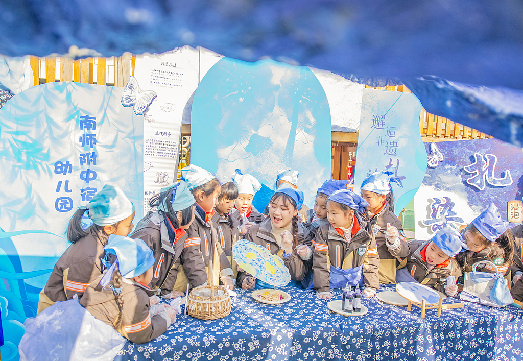 江苏宿迁：小朋友学习扎染 感受非遗魅力