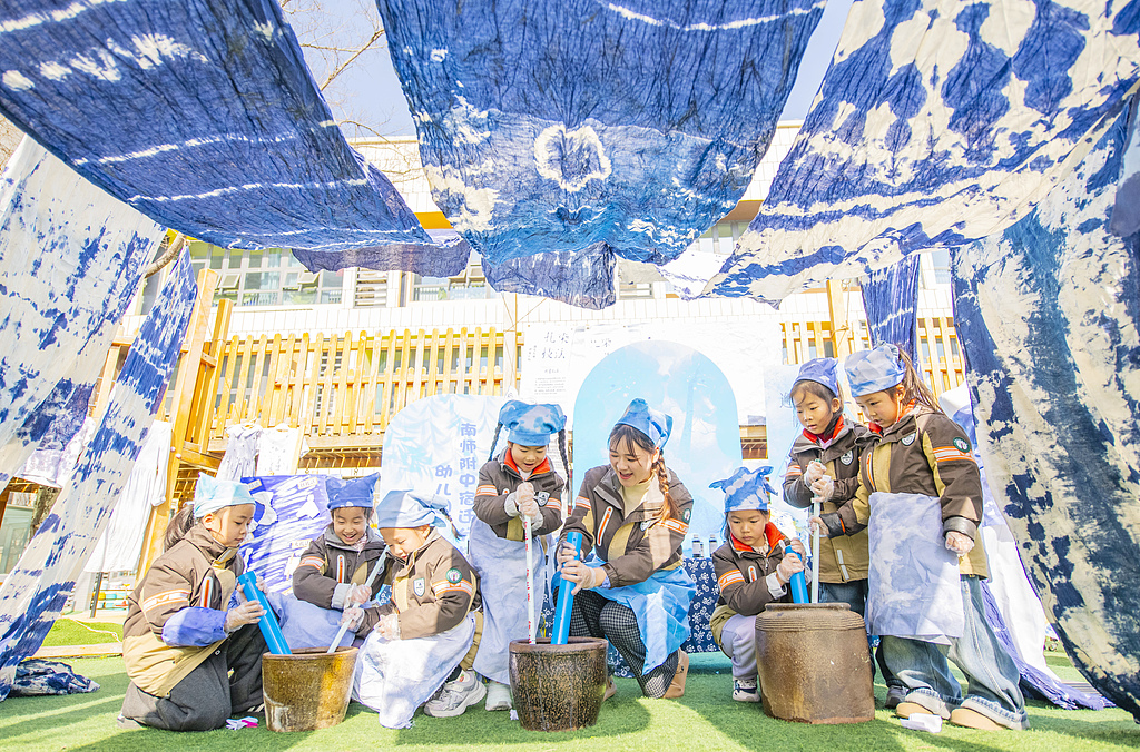 江苏宿迁：小朋友学习扎染 感受非遗魅力