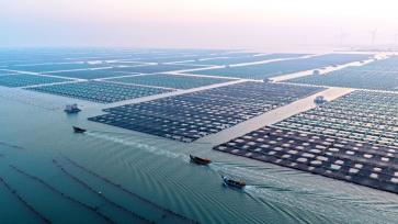 山东威海：养殖工人驾船海上冬耕