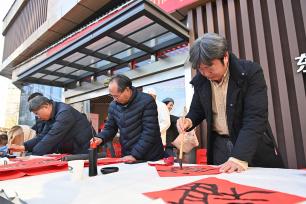 浙江东阳：民众写春联送祝福