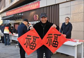 浙江东阳：民众写春联送祝福