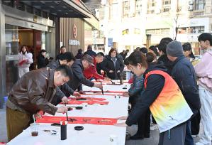 浙江东阳：民众写春联送祝福