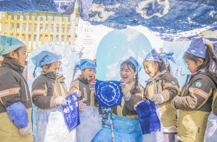 江苏宿迁：小朋友学习扎染 感受非遗魅力