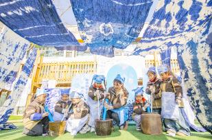 江苏宿迁：小朋友学习扎染 感受非遗魅力