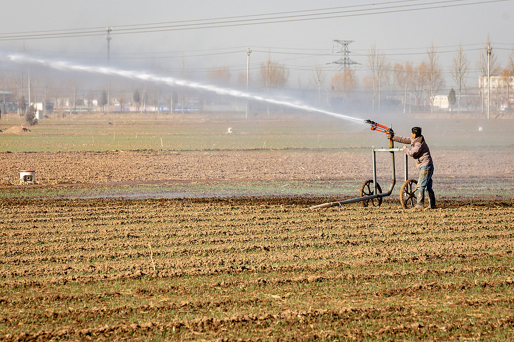 河南安阳：农户冬灌补水润麦田