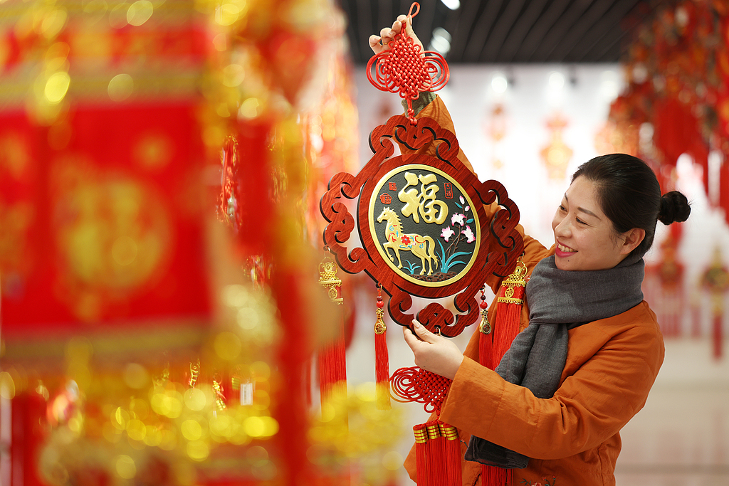 山东临沂：马年“中国结”挂件俏销