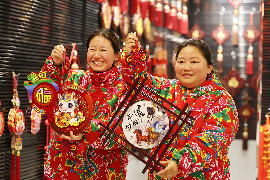 山东临沂：马年“中国结”挂件俏销