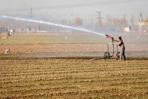 河南安阳：农户冬灌补水润麦田