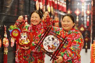 山东临沂：马年“中国结”挂件俏销