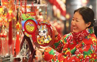 山东临沂：马年“中国结”挂件俏销