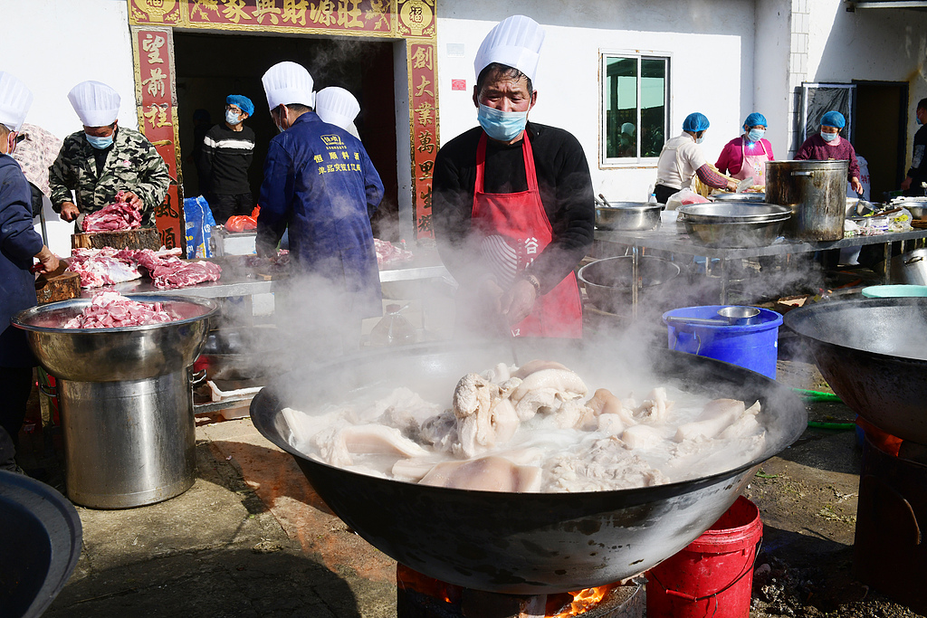 安徽阜阳：乡村杀猪宴引四方来客