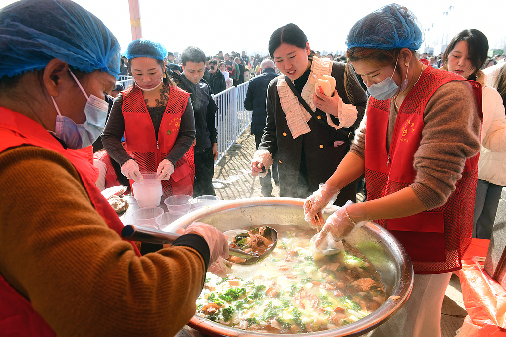 安徽阜阳：乡村杀猪宴引四方来客