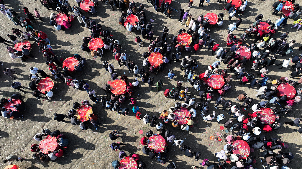 安徽阜阳：乡村杀猪宴引四方来客