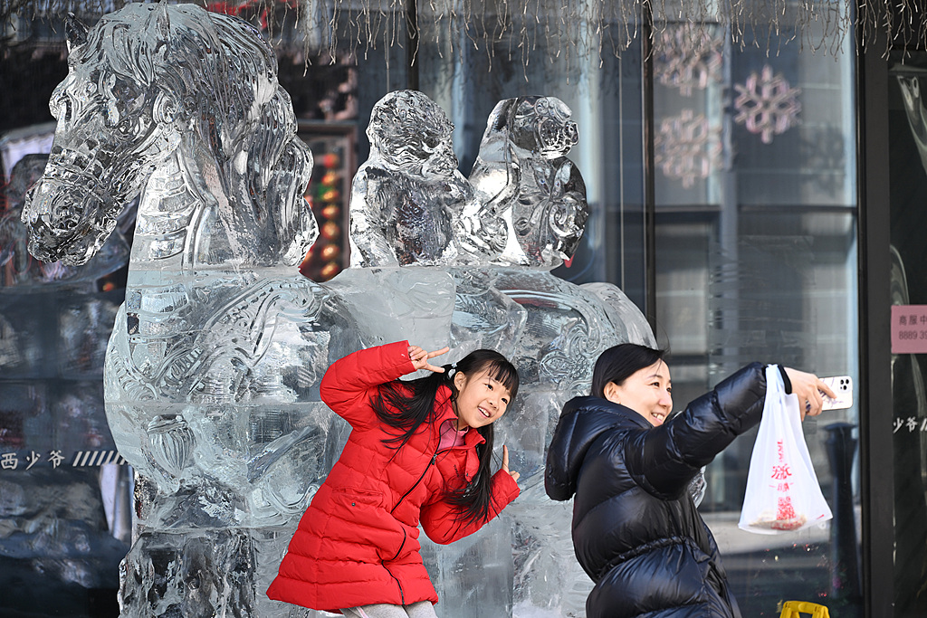 北京街头马元素冰雕吸引市民观赏