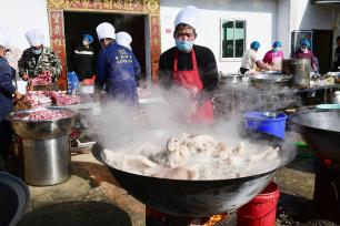 安徽阜阳：乡村杀猪宴引四方来客