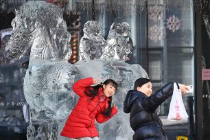 北京街头马元素冰雕吸引市民观赏