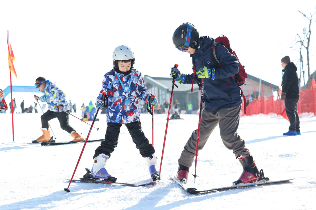 湖北襄阳：民众周末乐享冰雪运动
