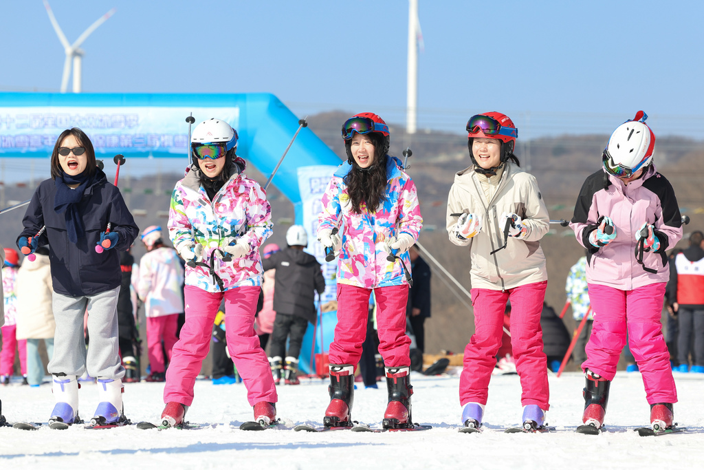 湖北襄阳：民众周末乐享冰雪运动