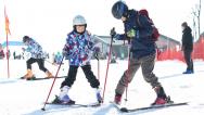 湖北襄阳：民众周末乐享冰雪运动