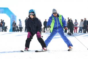 湖北襄阳：民众周末乐享冰雪运动