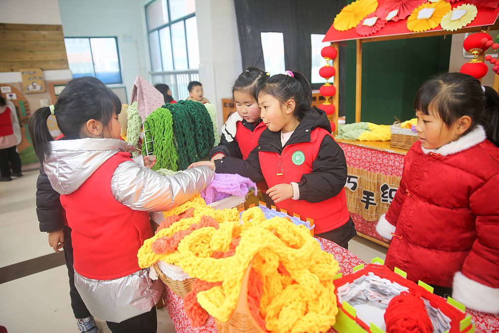 江苏南通：幼儿园童趣年货街热闹开街