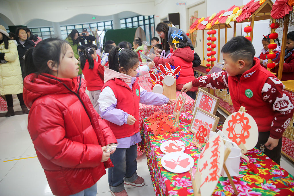 江苏南通：幼儿园童趣年货街热闹开街