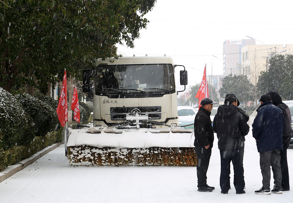 山东郯城：清冰除雪护家园