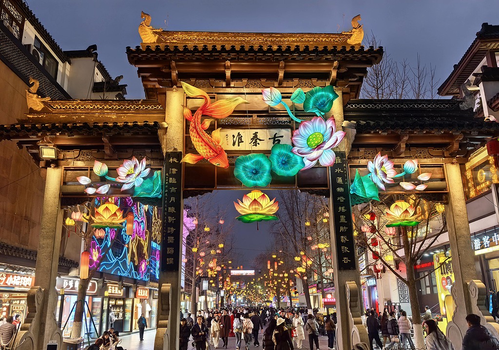 江苏南京：夫子庙彩灯流光溢彩 年味十足