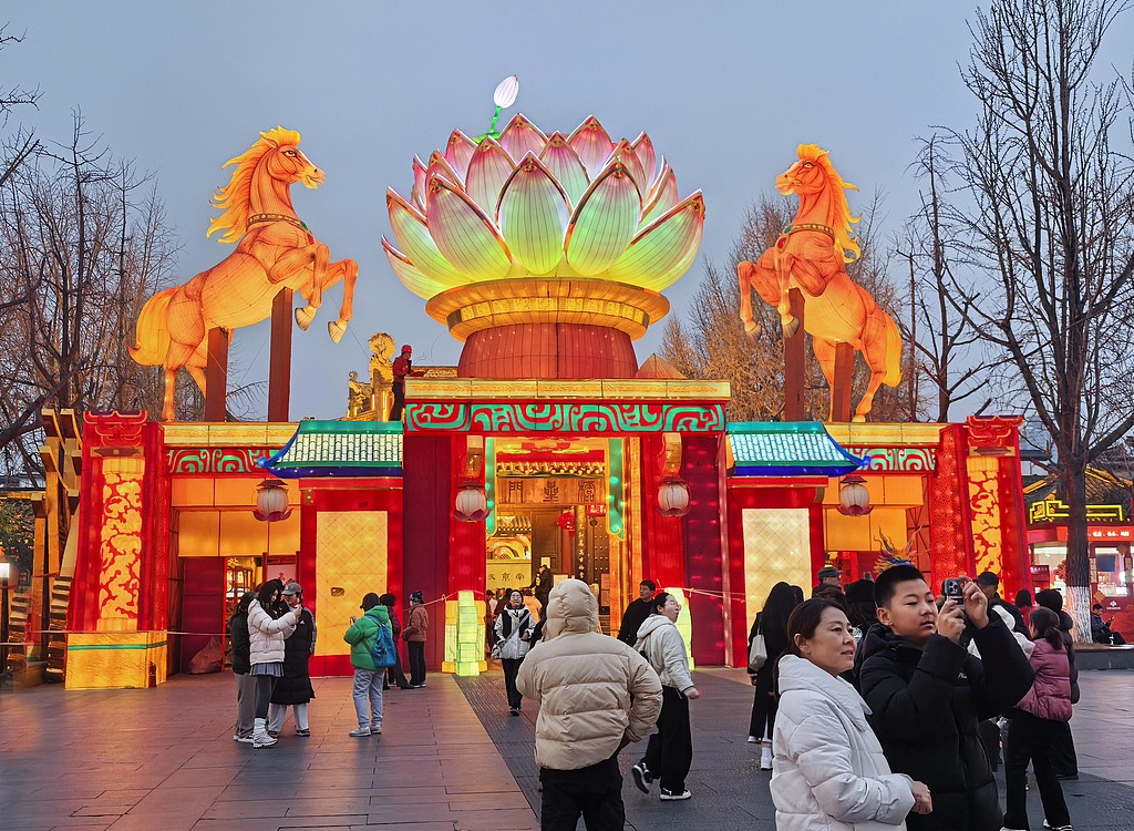 江苏南京：夫子庙彩灯流光溢彩 年味十足