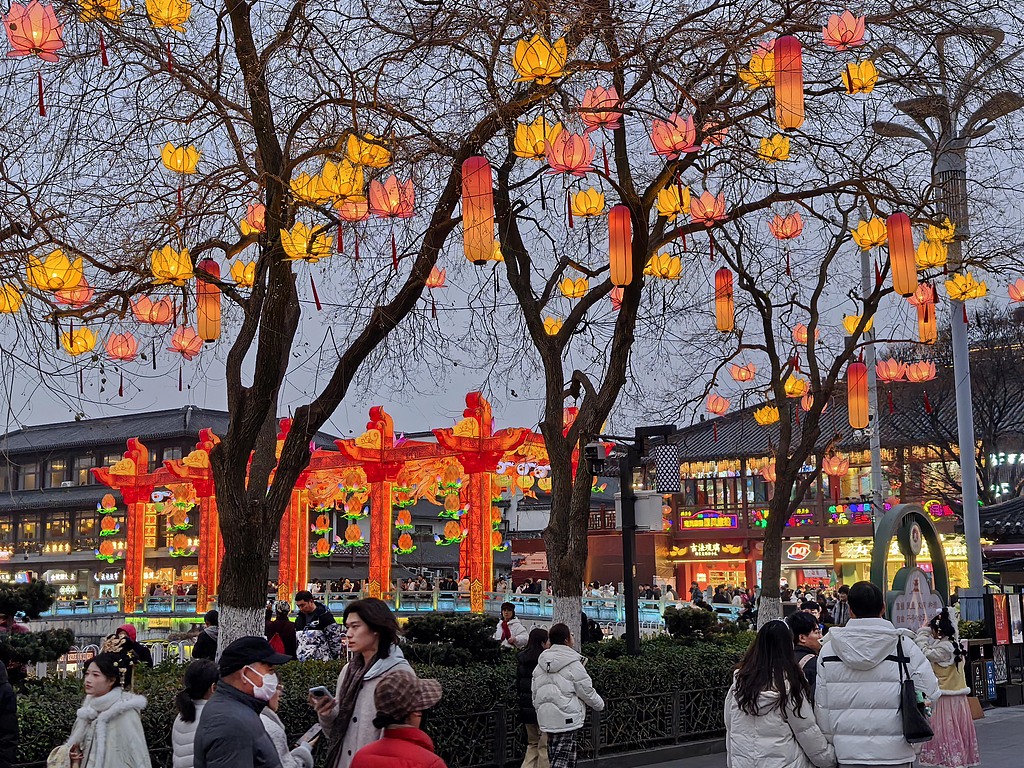 江苏南京：夫子庙彩灯流光溢彩 年味十足