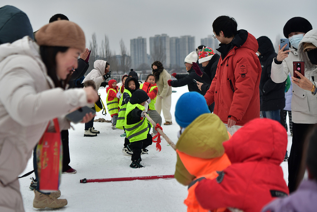 河北石家庄：民众乐享冬日雪趣