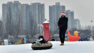 河北石家庄：民众乐享冬日雪趣