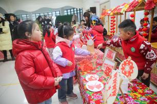 江苏南通：幼儿园童趣年货街热闹开街