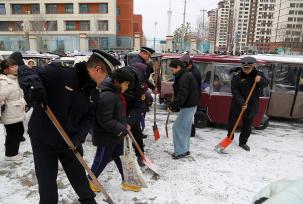 山东郯城：清冰除雪护家园