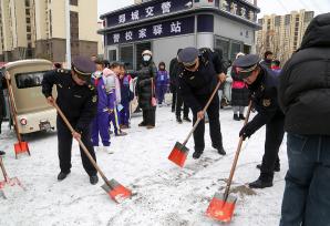 山东郯城：清冰除雪护家园