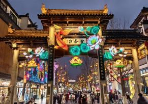 江苏南京：夫子庙彩灯流光溢彩 年味十足