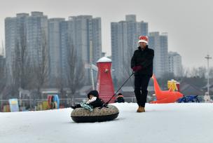 河北石家庄：民众乐享冬日雪趣