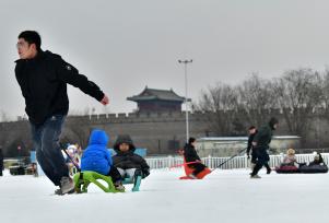 河北石家庄：民众乐享冬日雪趣
