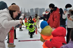 河北石家庄：民众乐享冬日雪趣