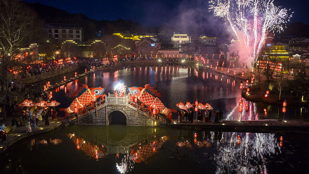 安徽呈坎：非遗鱼灯点亮古村夜色