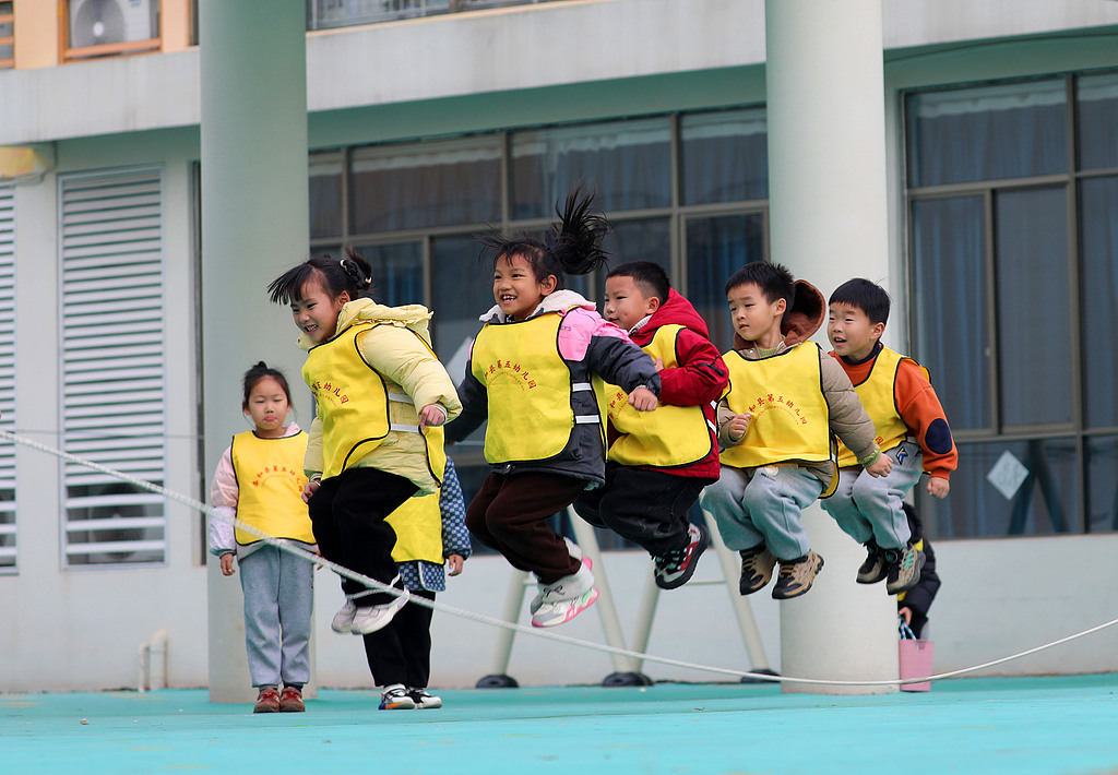 江西吉安：幼儿园小朋友体验趣味运动