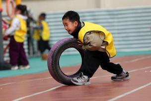 江西吉安：幼儿园小朋友体验趣味运动